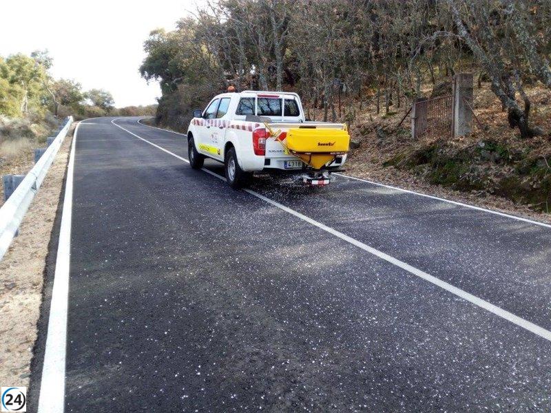 La Diputación de Cáceres toma medidas preventivas contra las heladas en carreteras provinciales mediante el uso de sal.