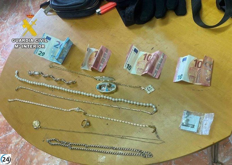 Hombre arrestado tras escapar de una residencia en Campillo de Deleitosa, siendo descubierto por los residentes.