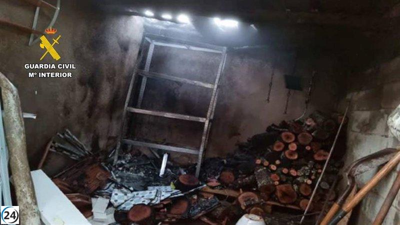 La Guardia Civil salva a mujer en incendio causado por cenizas en Madroñera.