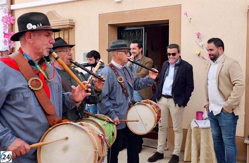 Gallardo respalda la propuesta de declarar 'Valdelacalzada en flor' Fiesta de Interés Regional