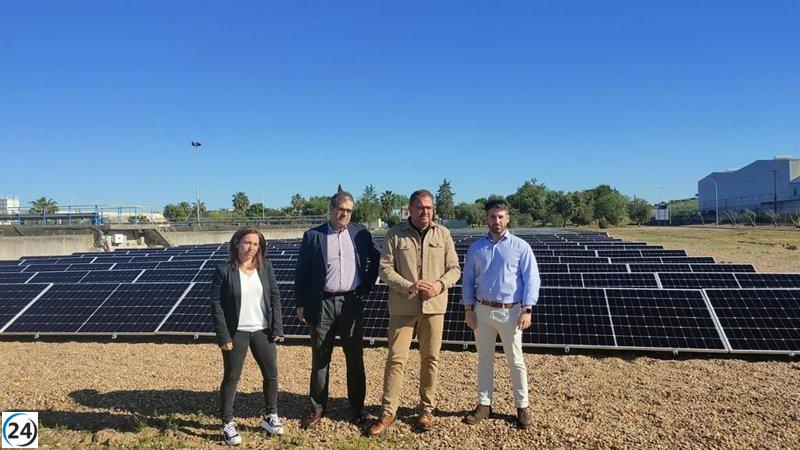 Aqualia implementa energía solar en depuradora de Mérida para reducir dependencia de electricidad externa.