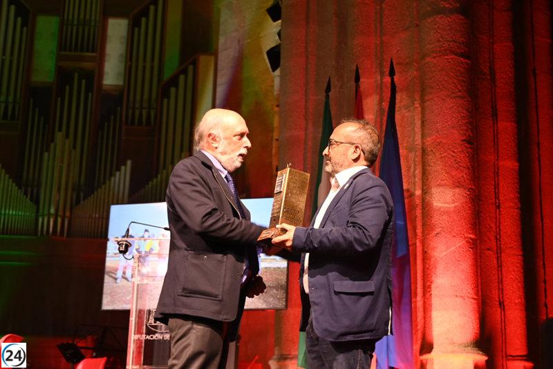 El antropólogo Francisco Echevarría recibe el I Premio Conchita Viera de la Diputación de Cáceres.