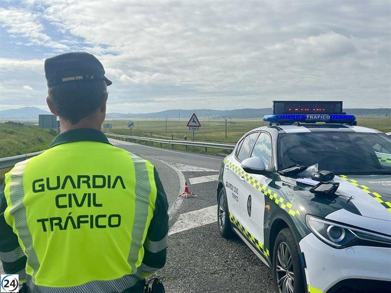 Camionero cazado por la Guardia Civil bebiendo al volante en Trujillo.