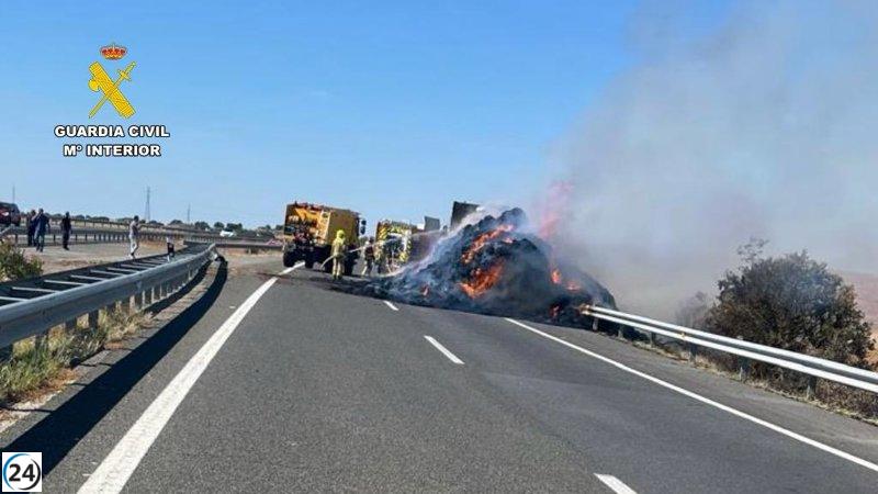 Cierre de A-66 en Cáceres por incendio de camión con paja.