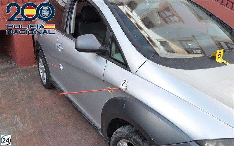 Dos individuos arrestados por disparar a una persona dentro de un vehículo en Badajoz.