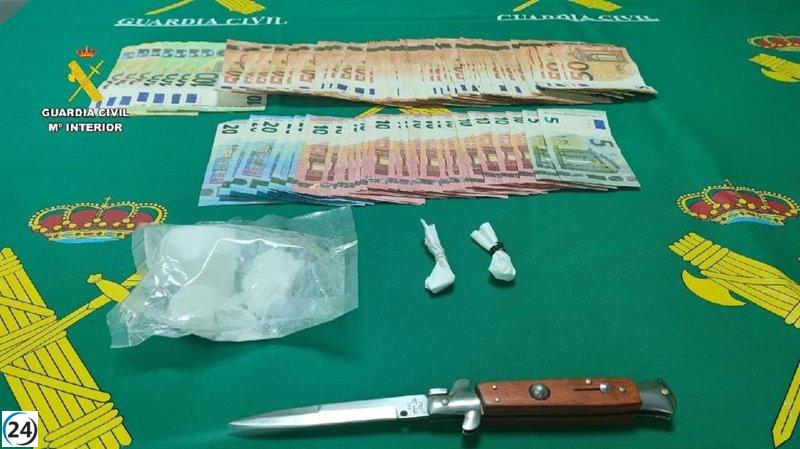 Arrestado con 1.000 dosis de cocaína y una navaja automática en Aldea del Cano
