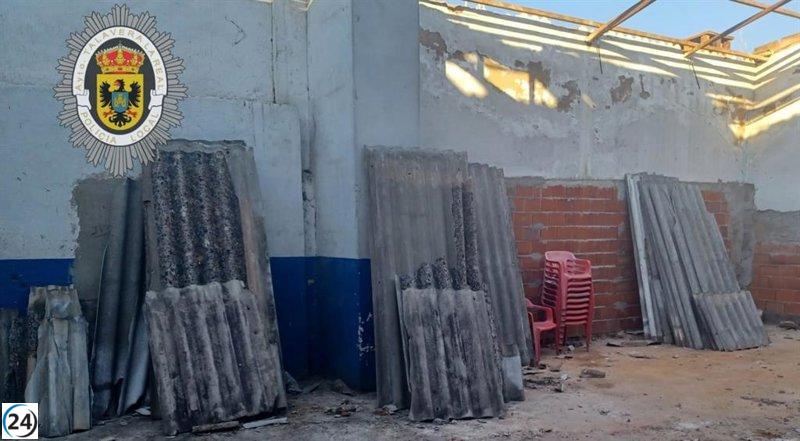 Tres residentes de Cádiz sorprendidos manipulando ilegalmente amianto en Talavera la Real