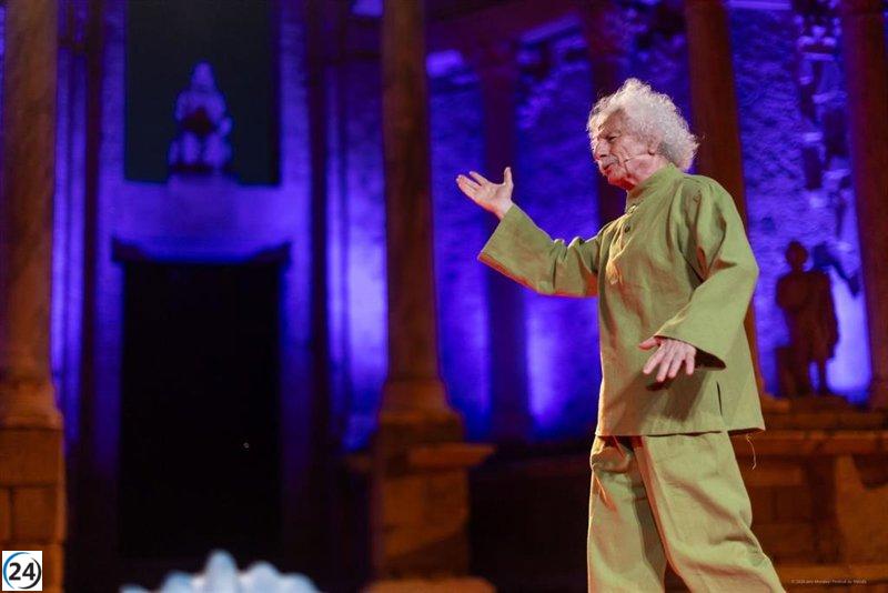 'El Brujo' moderniza mitos griegos en el Teatro Romano de Mérida con 'fake news' y IA.