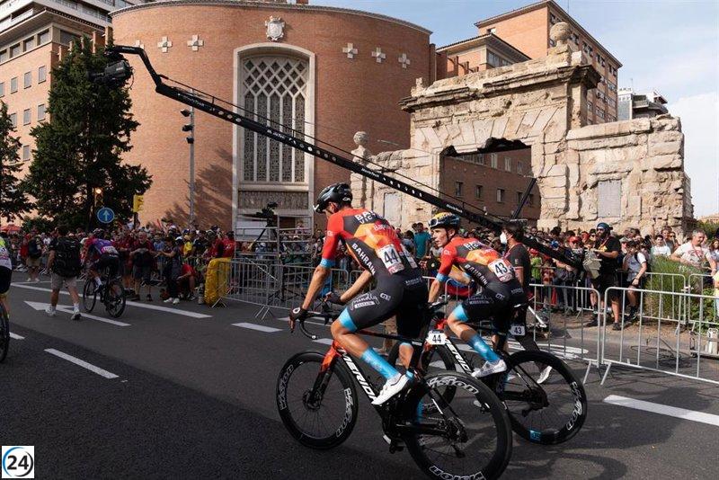 Gran número de agentes garantizan la seguridad en la salida de la Vuelta Ciclista desde Plasencia.