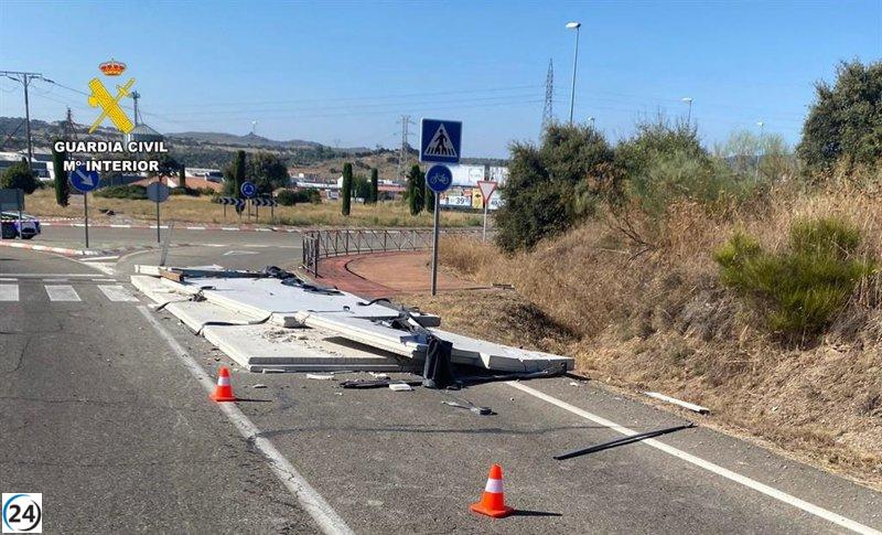 Caída de planchas de hormigón corta la carretera Ex-208 en Plasencia
