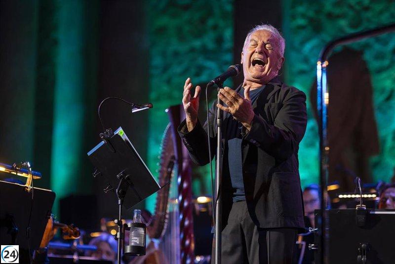 Víctor Manuel vuelve al Teatro Romano de Mérida para un concierto sinfónico con la Orquesta de Extremadura.
