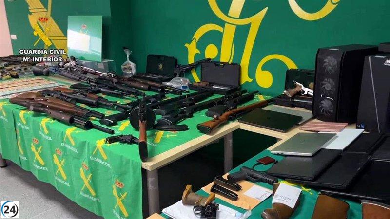 Desarticulada banda en Cáceres con arsenal de armas y detenidos.