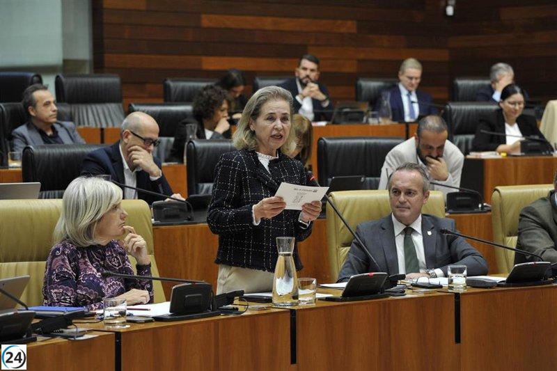 La Junta destaca su apertura al diálogo mientras el PSOE la acusa de desinformar sobre oposiciones docentes.