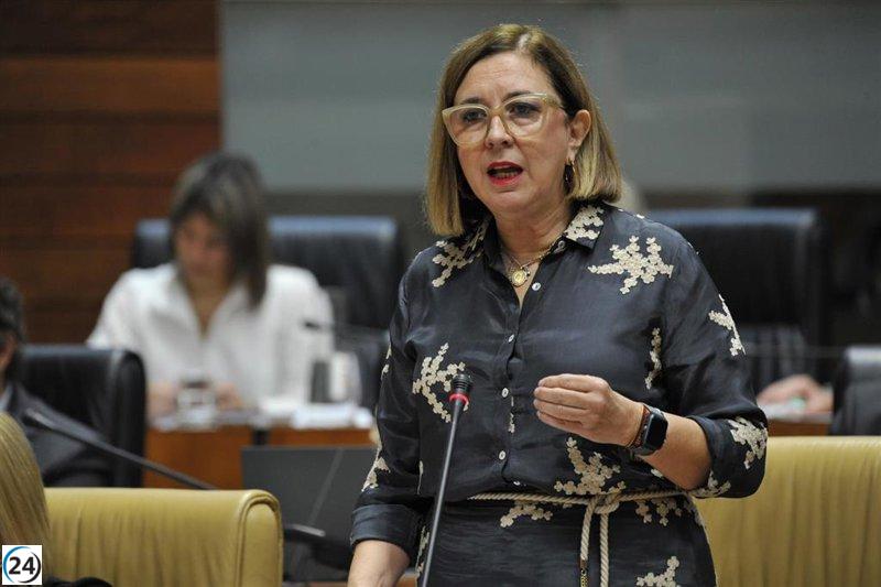 La Junta defiende su labor responsable, mientras el PSOE critica la gestión de la lengua azul como desastrosa.