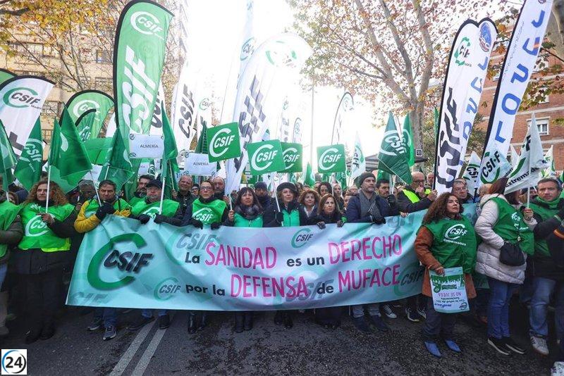Funcionarios de Extremadura protestan en Madrid por la permanencia de Muface y advierten sobre posible huelga.