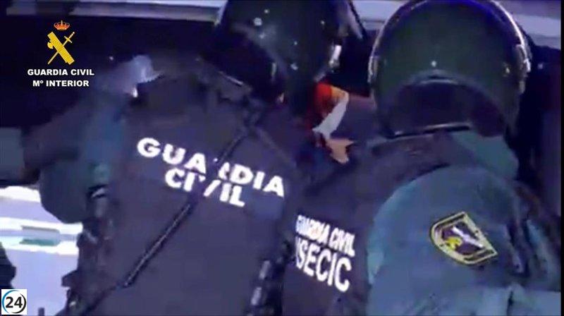 Arresto por desobedecer orden de alejamiento y amenazar a la víctima con un hacha.