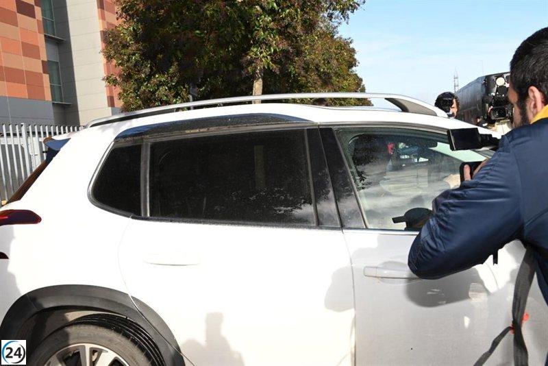 El hermano de Pedro Sánchez termina su declaración y se marcha en coche por el garaje.