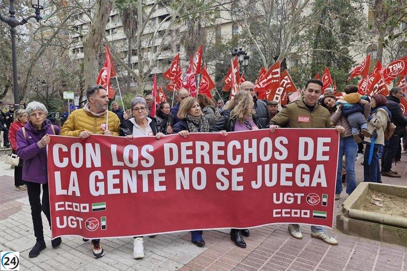 CCOO y UGT congregan a 400 en Extremadura para protestar contra el 