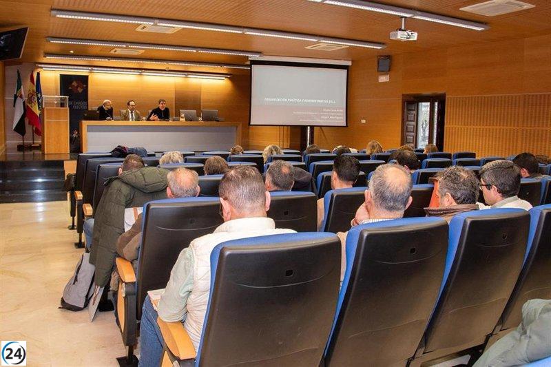 Funcionarios de Cáceres reciben capacitación en gestión política y administrativa municipal.