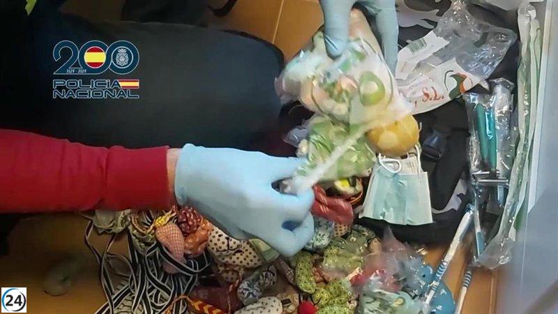 Desarticulan en Cáceres un laboratorio de cocaína oculto en envases de pintura.