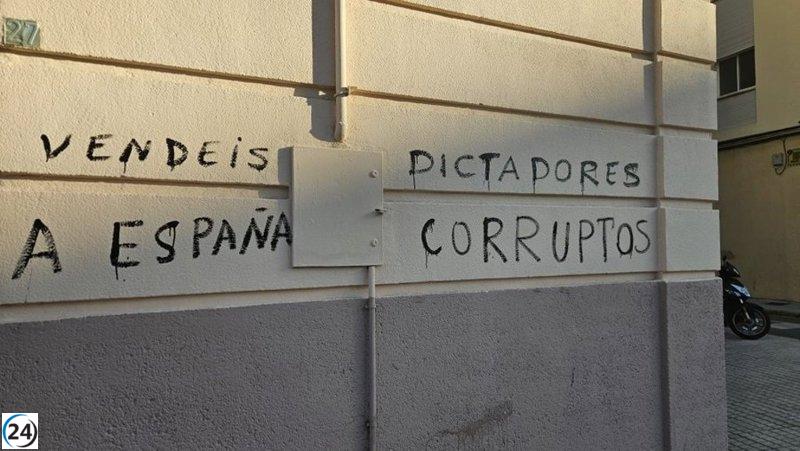 Graffiti vandaliza la sede del PSOE en Badajoz.