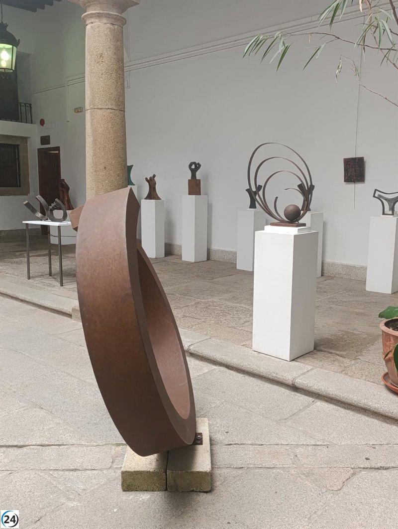 El Centro Cultural Santa María de Plasencia presenta esculturas de Ángel Jiménez.