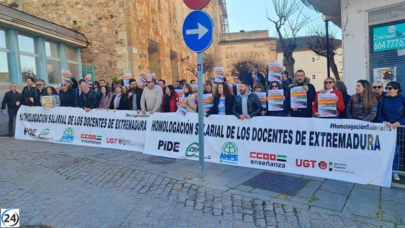 Sindicatos exigen ante la Asamblea la igualdad salarial de los maestros en Extremadura.