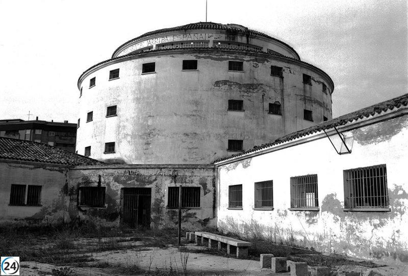 El MEIAC de Badajoz celebra 30 años de historia con una exposición sobre su evolución de cárcel a museo.