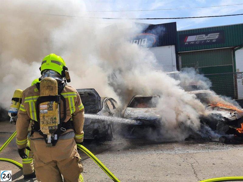 Incendio de vehículos en Los Rosales: bomberos controlan la situación.
