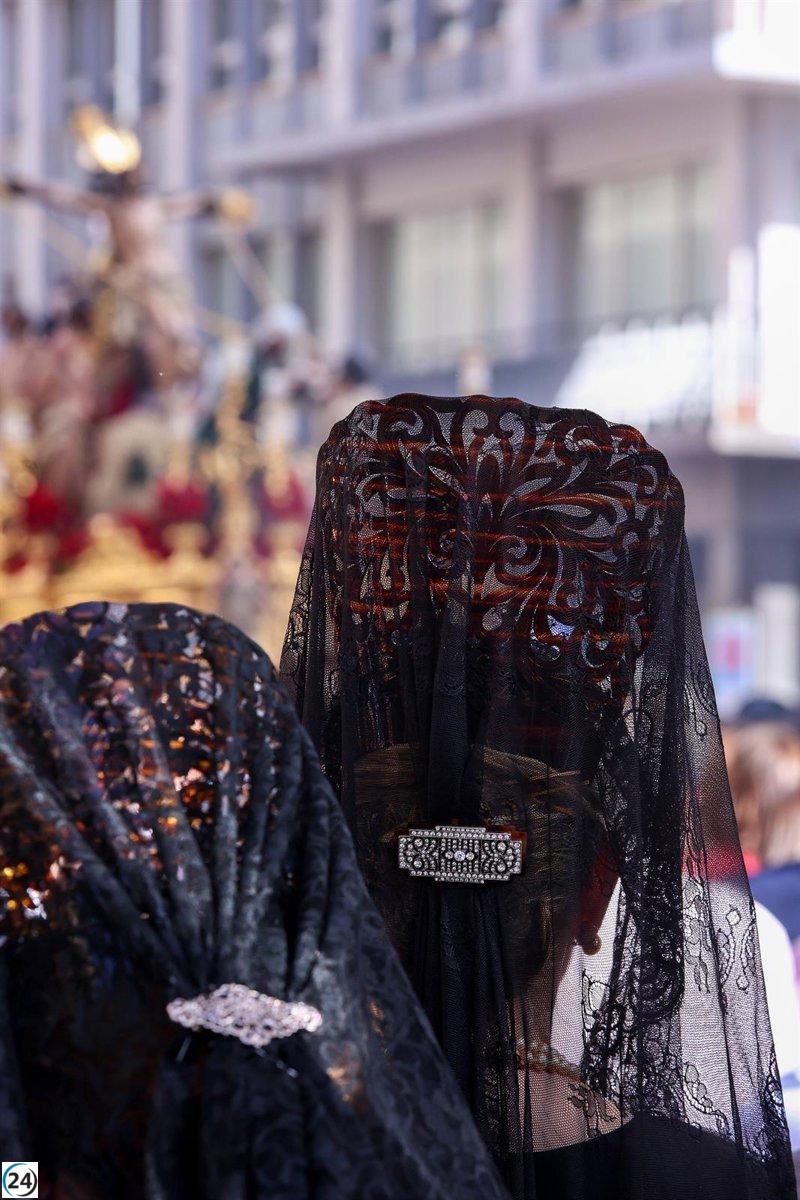 Auge en ventas de peinetas en Badajoz por la costumbre de la mantilla en Semana Santa.