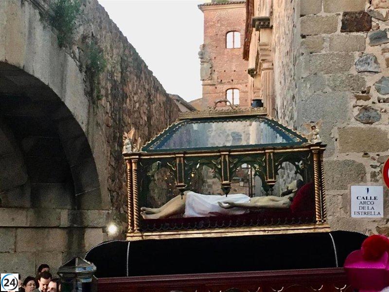 El Viernes Santo en Cáceres: Jesús de la Expiración, los Estudiantes y el Santo Entierro Magno brillan en el desfile procesional.
