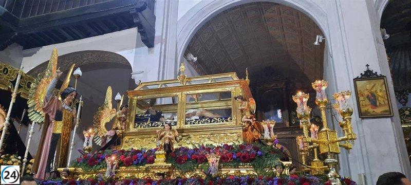 Las procesiones del Santo Entierro y la Soledad se celebran en Badajoz este Viernes Santo, con la esperanza de que cese la lluvia.