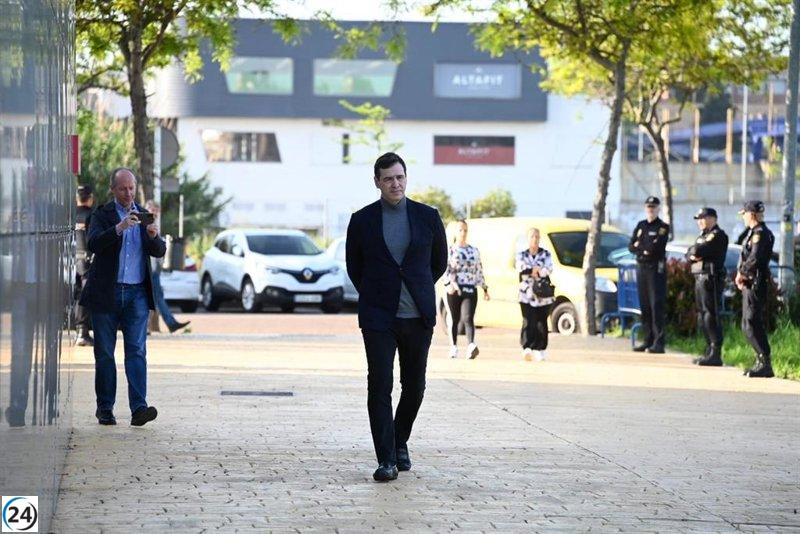 El hermano de Pedro Sánchez se presenta a pie en los Juzgados de Badajoz para su segunda declaración.