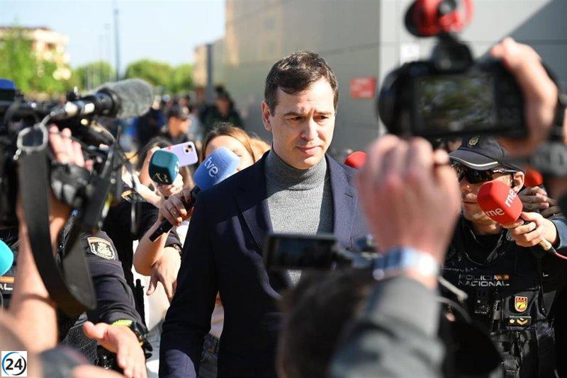 Hermano de Pedro Sánchez comparece ante los juzgados de Badajoz bajo intensa atención mediática y policial.