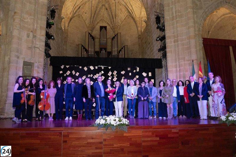 Cristina Cerrada Ortega, de Madrid, recibe el Premio de Novela Corta de Cáceres por su obra 'El amor'.