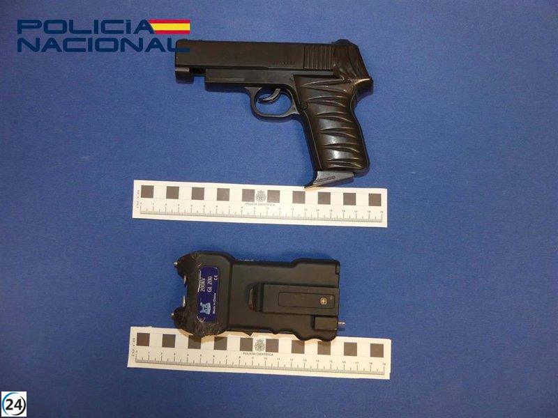 Detienen a un hombre de 51 años en Mérida por dos robos con arma falsa y lo envían a prisión.