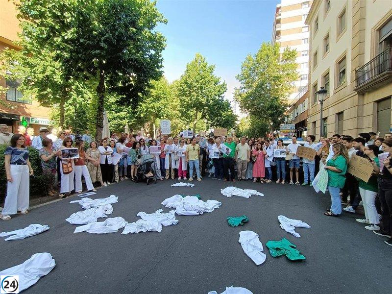 Médicos de Cáceres exigen un estatuto profesional y la renuncia de la ministra de Sanidad.