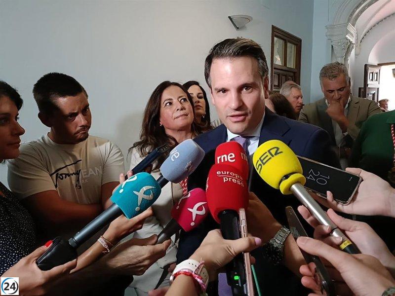 Bautista critica a Gallardo por desviar la atención al PP en su intento de blindarse legalmente.