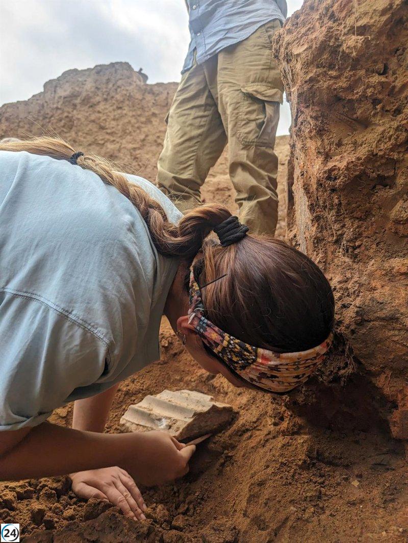 Descubierto el altar de mármol griego más antiguo del Mediterráneo en Casas del Turuñuelo.