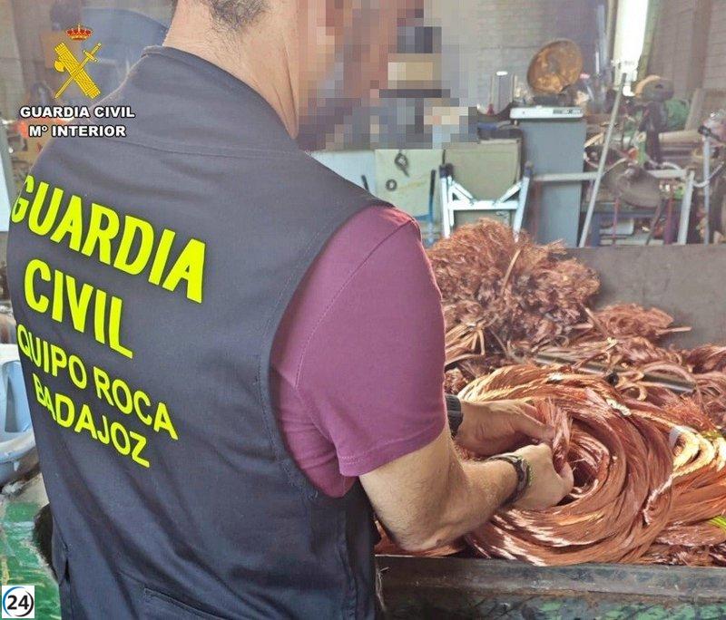 Detenidos cuatro sospechosos por el hurto de 47.000 metros de cable telefónico en Badajoz.