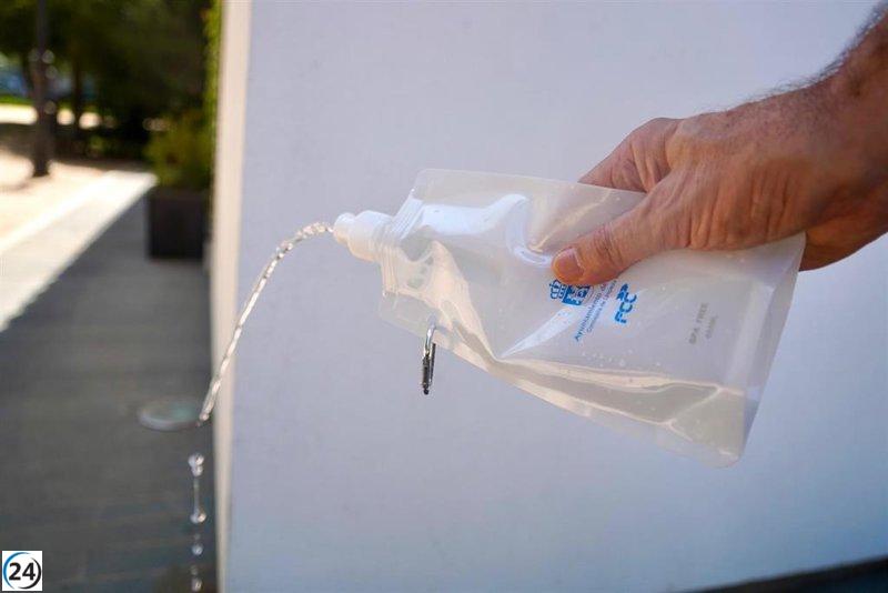 Badajoz entrega 5.000 botellas a propietarios de perros para facilitar la limpieza de orines.