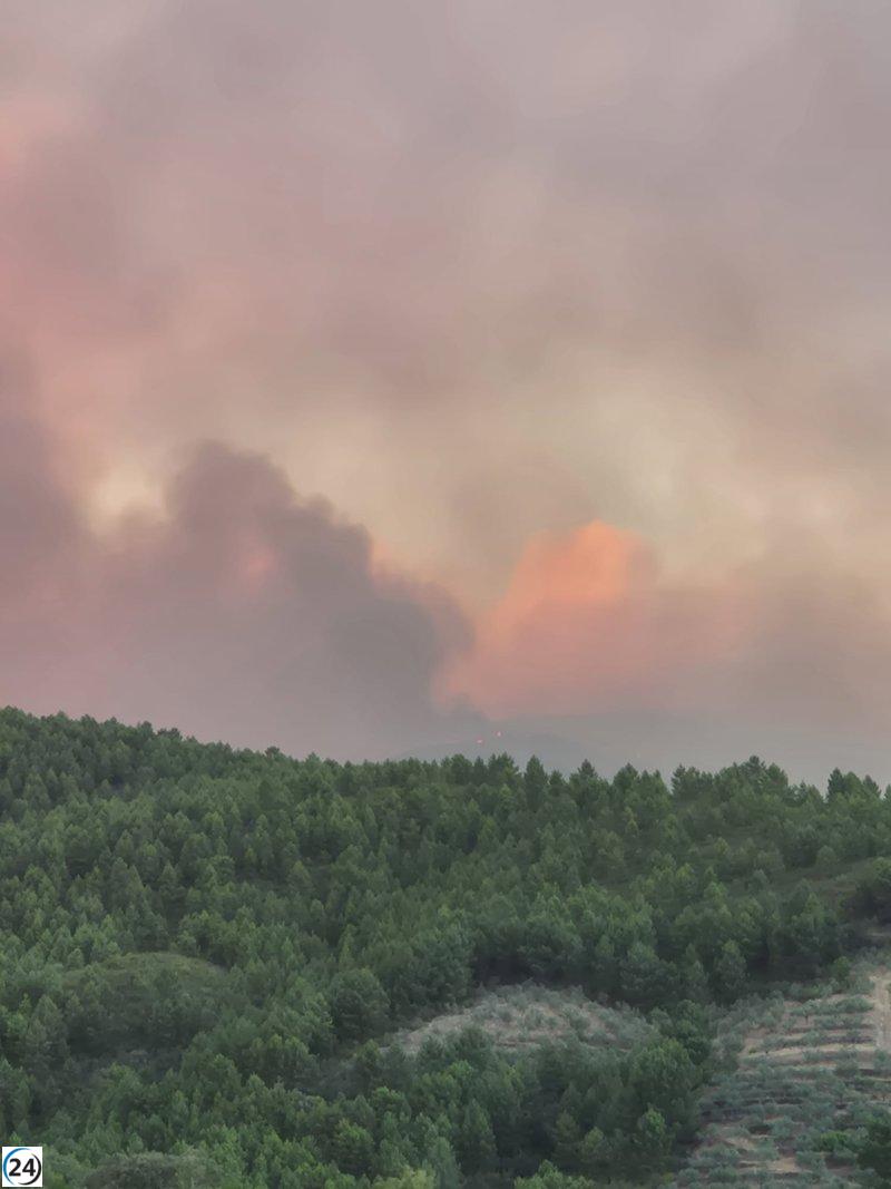 Evacuan alquerías de Pinofranqueado y Caminomorisco debido a incendio en Las Hurdes.