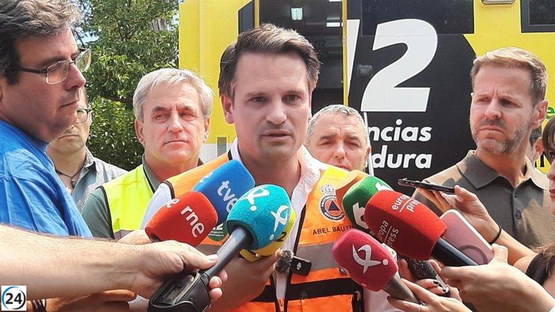 Bomberos vigilantes ante la creciente amenaza del incendio en Las Hurdes.