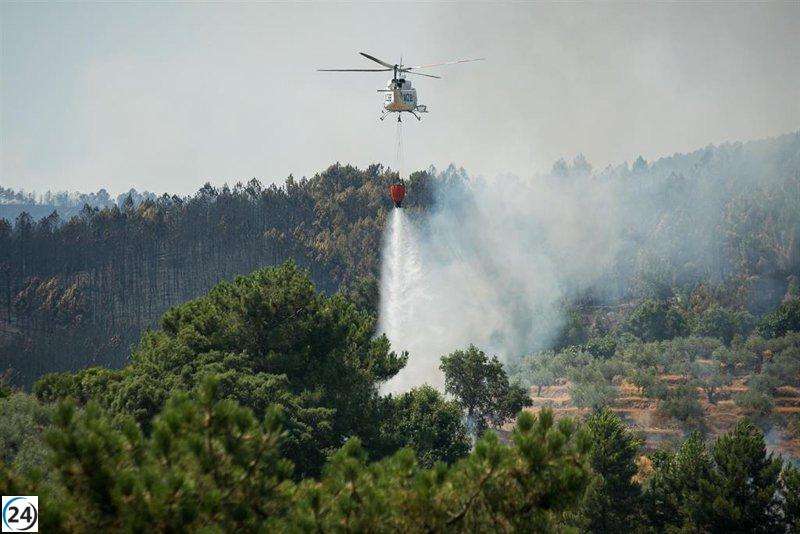 En Las Hurdes, el fuego avanza de manera controlada gracias a la intervención humana.
