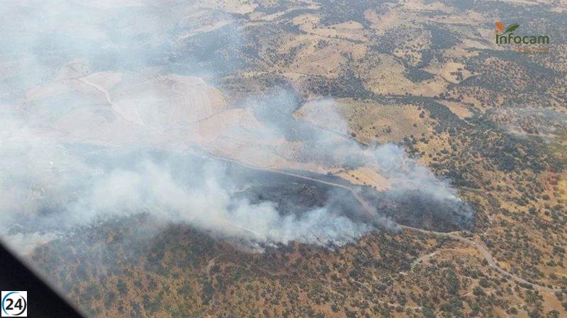 Reanudan labores aéreas en la lucha contra incendios en Navalmoralejo, cerca de Extremadura.