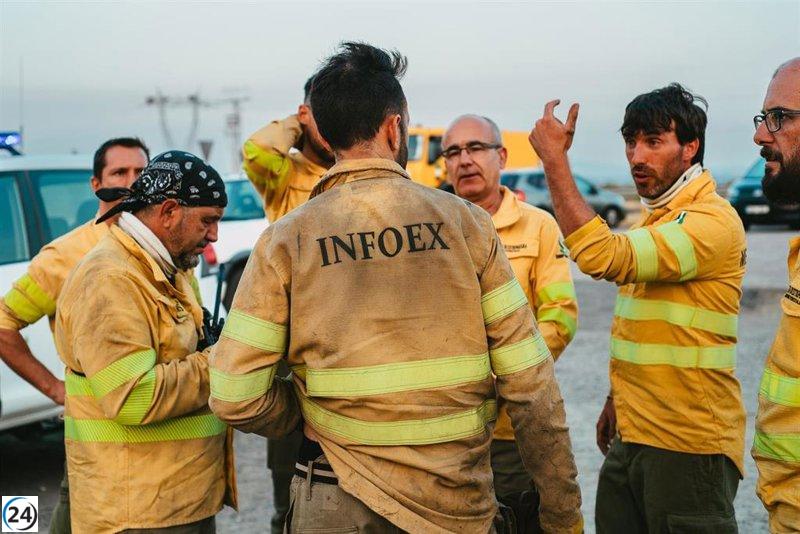 Desalojan a residentes de Rebollar (Cáceres) por propagación del incendio en Jarilla.