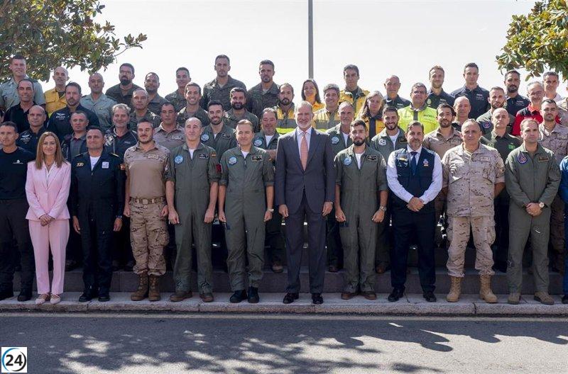 El Rey se reúne con el equipo aéreo que combatió los incendios forestales del verano.