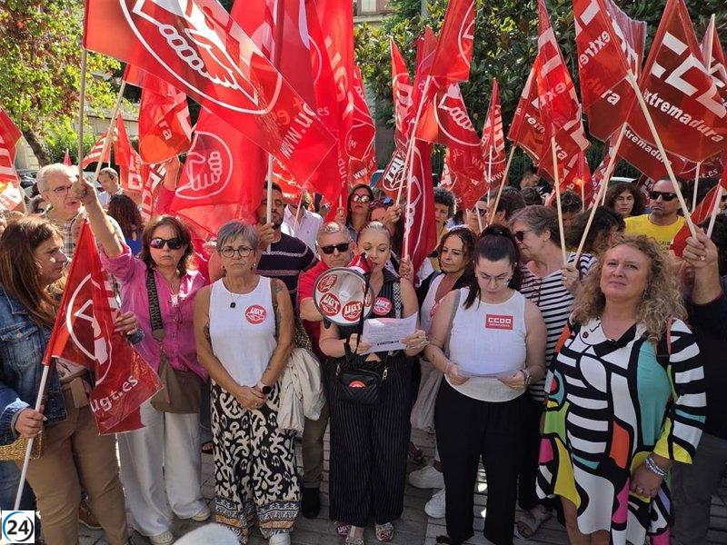 Sindicalistas de UGT y CCOO en Badajoz exigen la reducción de la jornada laboral y un debate parlamentario transparente.