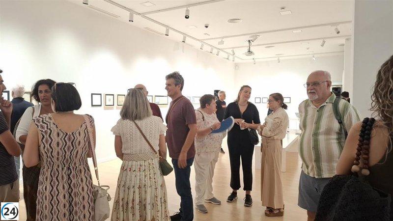 Javier Alcaíns presenta su obra 'Canciones ilustradas' en Cáceres.
