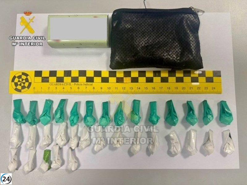 Arresto en Casas de Don Gómez: Hombre hallado con 300 dosis de cocaína en su auto.